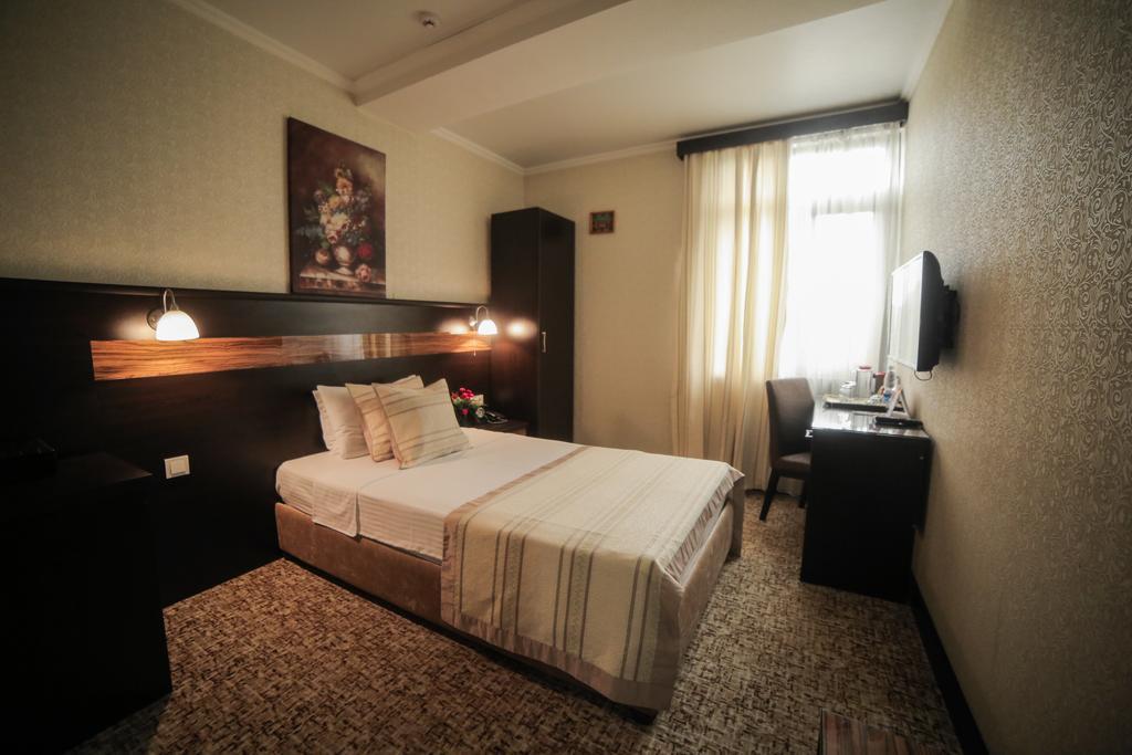Onyx Hotel Бишкек Екстериор снимка