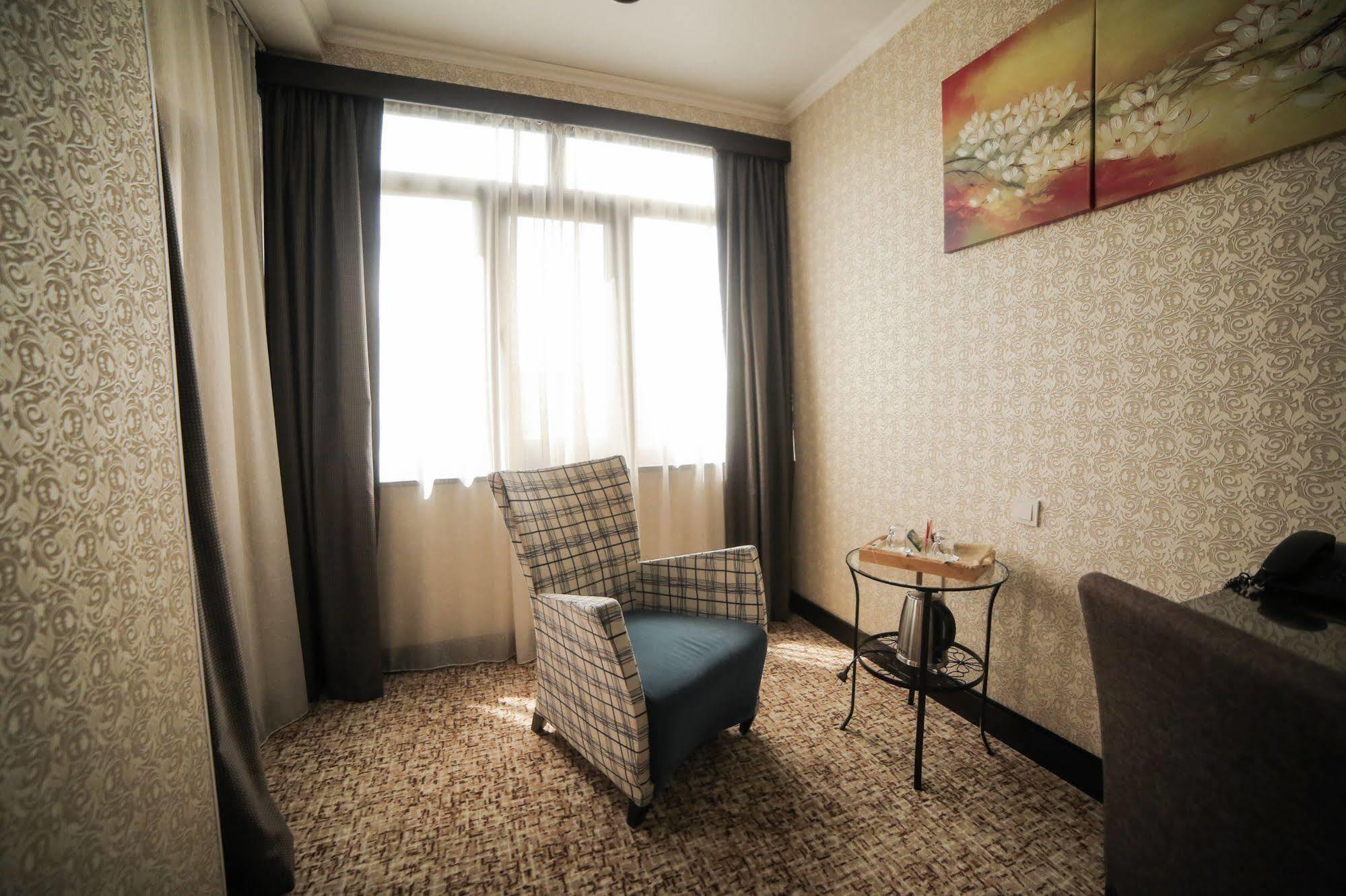Onyx Hotel Бишкек Екстериор снимка