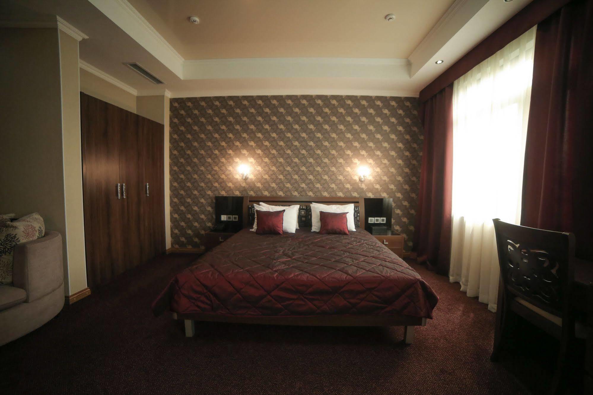 Onyx Hotel Бишкек Екстериор снимка