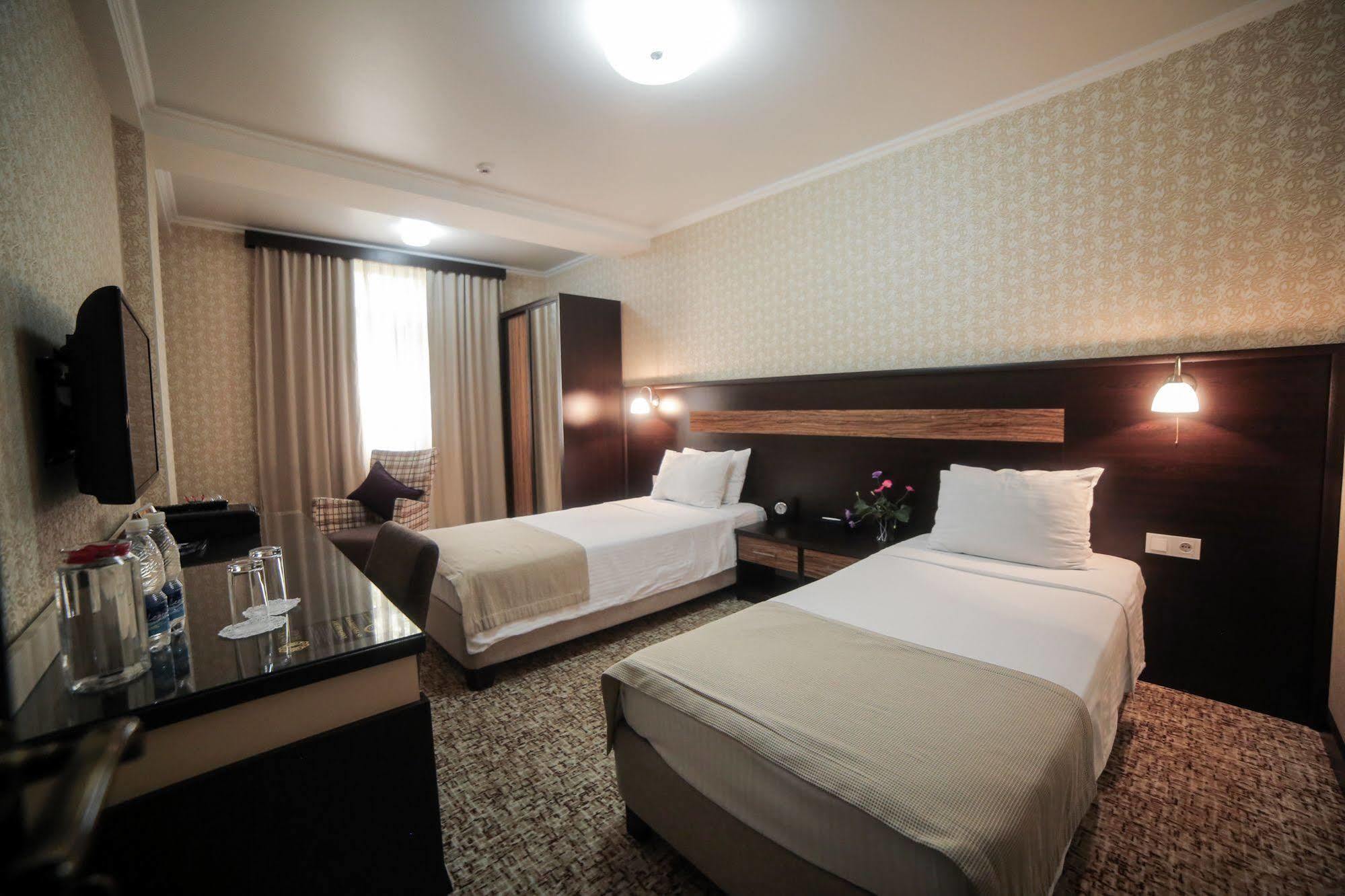 Onyx Hotel Бишкек Екстериор снимка
