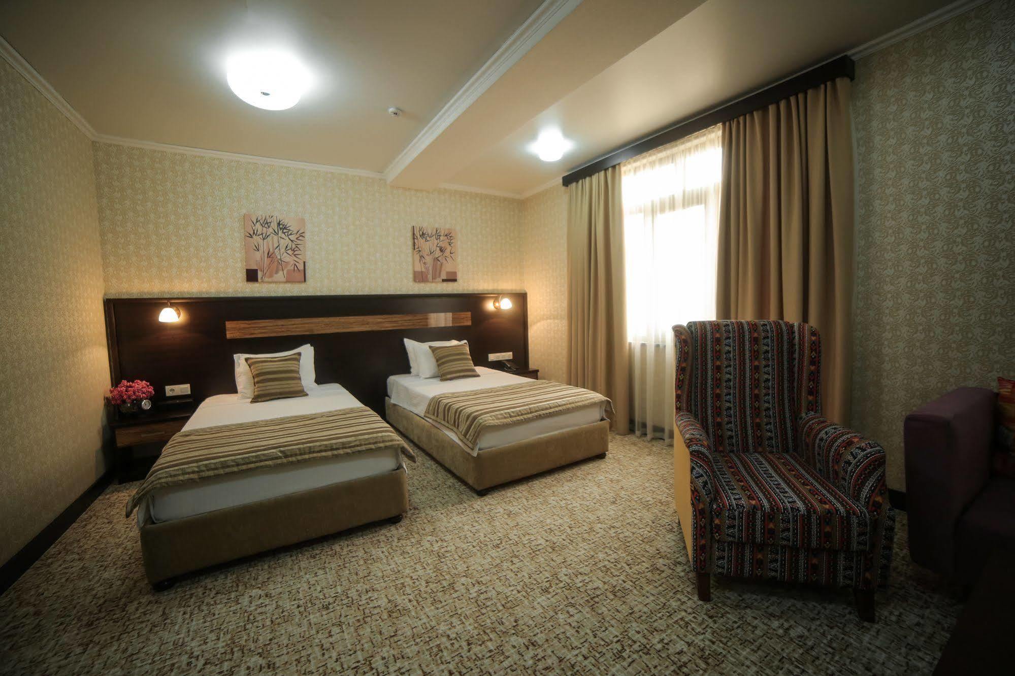 Onyx Hotel Бишкек Екстериор снимка