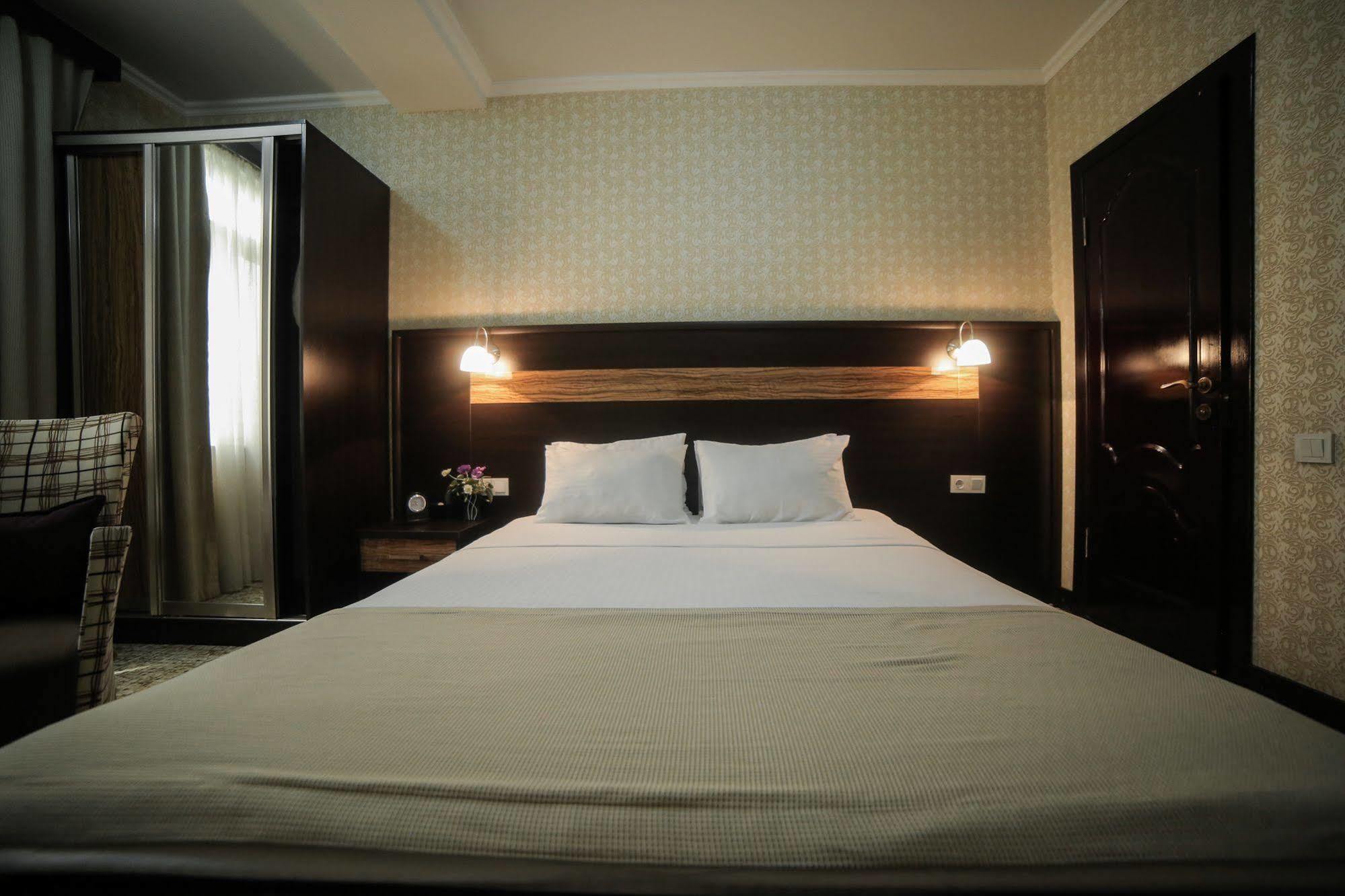 Onyx Hotel Бишкек Екстериор снимка
