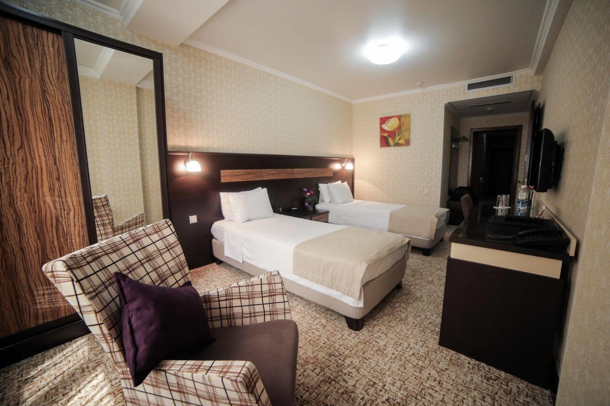 Onyx Hotel Бишкек Екстериор снимка